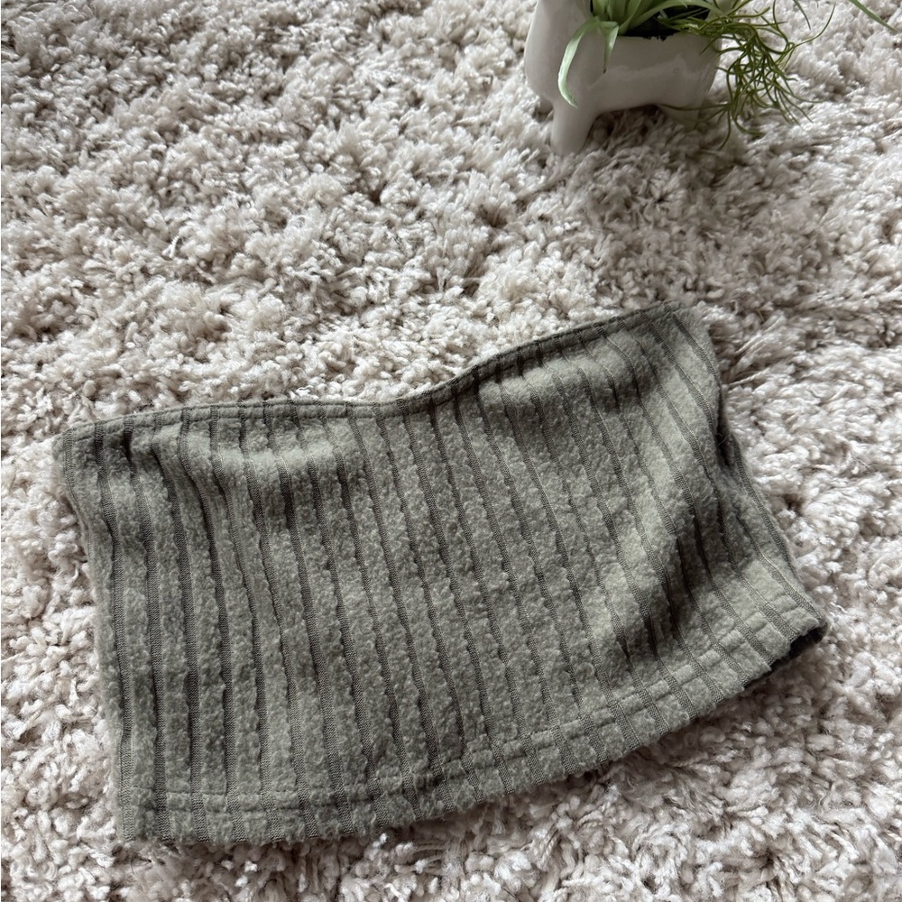 Grey vintage fuzzy soft cute unique ribbed tube top
Size small